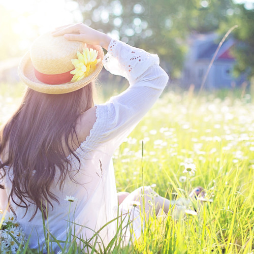Femme assise dans l'herbe