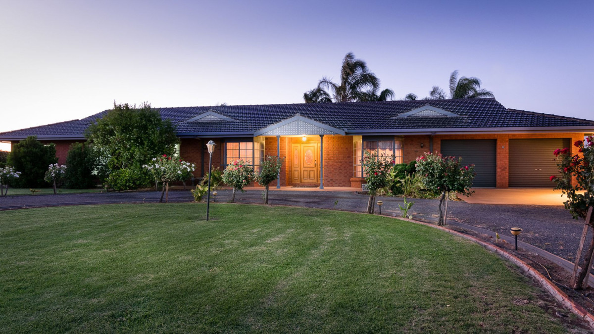 Walk through the front door of a Mildura Stayz