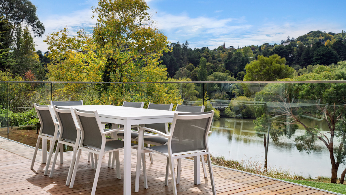 Take wing to a quality Daylesford Stayz