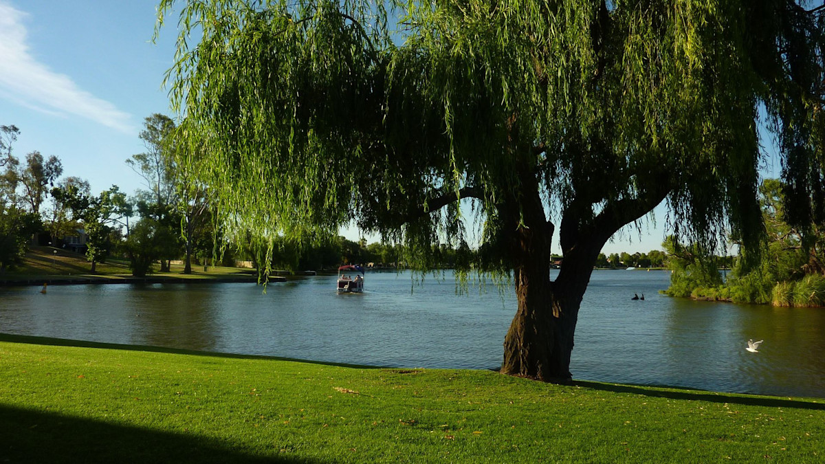 A lakeshore holiday with Yarrawonga Stayz