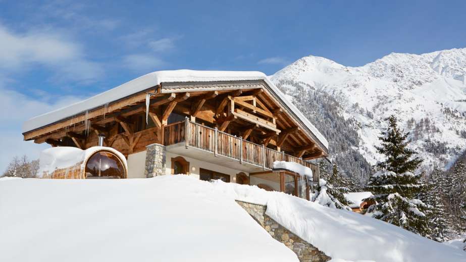 maison en montagne avec neige