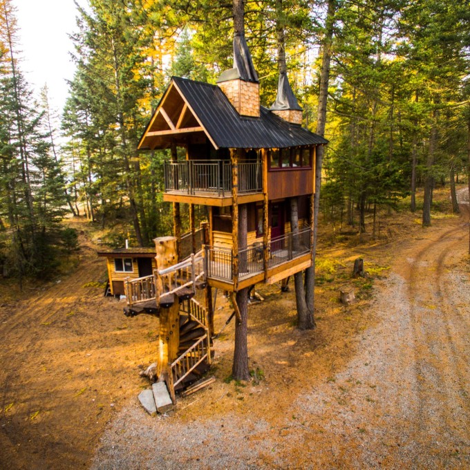 Go a tree house. Домик в лесу. Лесные домики. Маленький Лесной домик. Домики в лесу для отдыха.