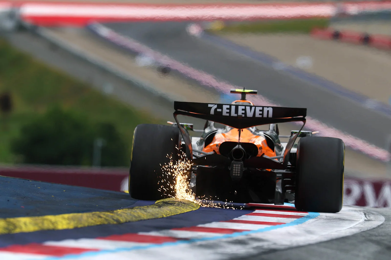 Tylna część bolidu McLaren na Red Bull Ringu podczas GP Austrii