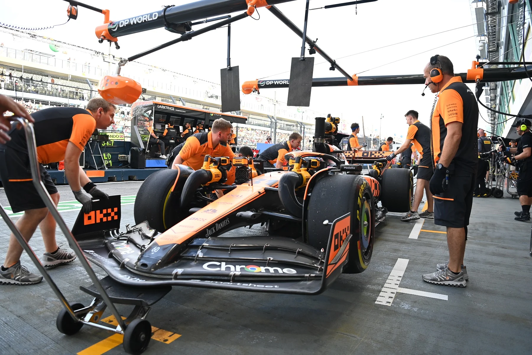 Formula-1 - 2023 - Singapore-grand-prix - The-engineering-room