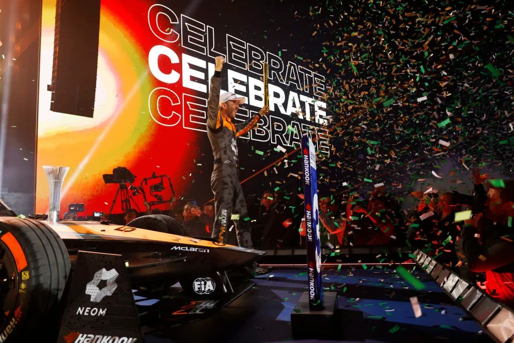 Heritage - Trophies - Mclaren-trophies-diriyah-e-prix-2023 - Legendary Laps - 3