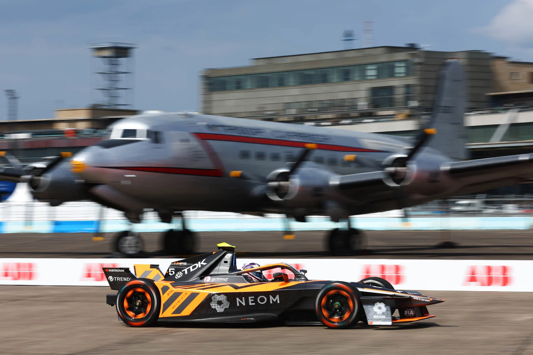 Formula-e - 2025 - Berlin-e-prix - Alex-dunne-and-ella-lloyd-on-their-second-time-driving-the-fe-car - Formula E's Berlin Rookie Test  Behind the scenes - 0