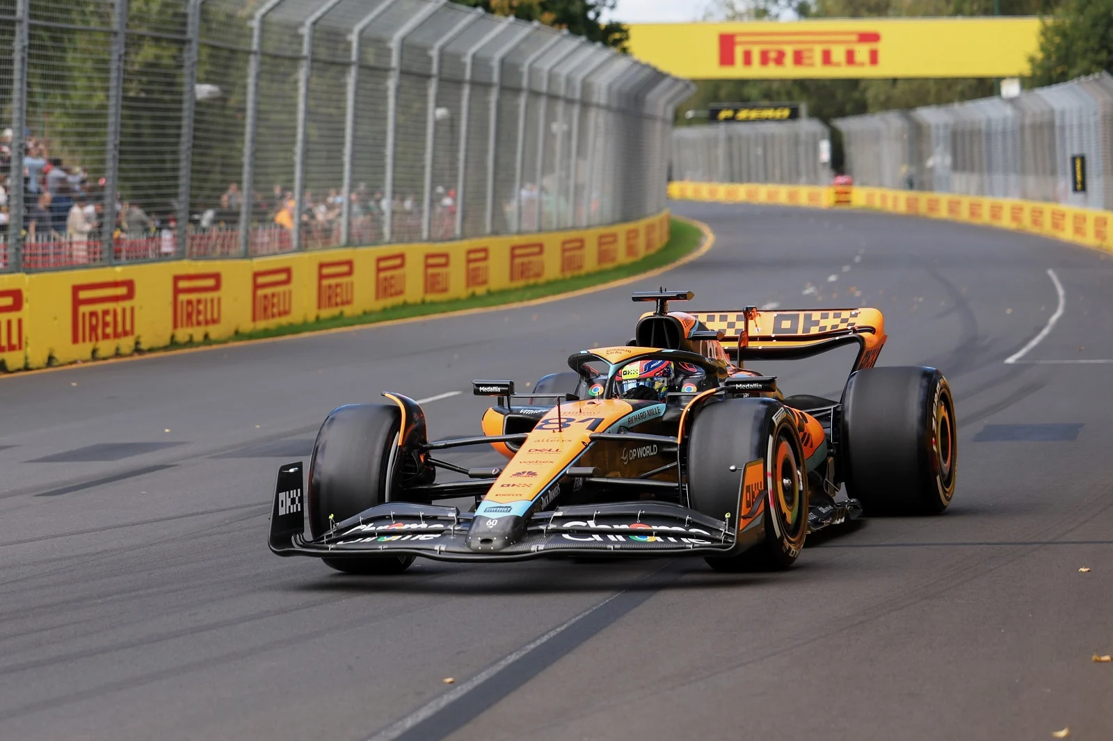 Formula-1 - 2023 - Australian-grand-prix - The-engineering-room