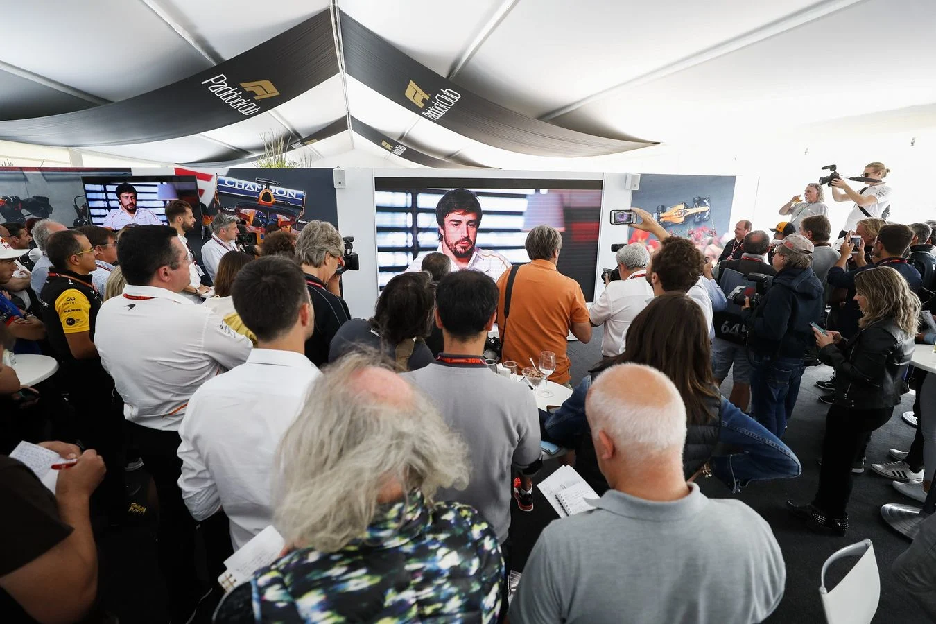 Fernando 300 The paddock come together to celebrate Fernando's 300th race in F1 - 3