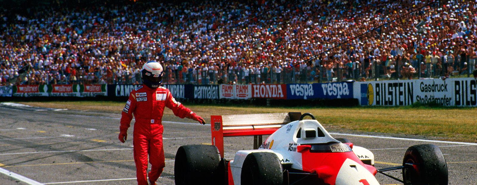 Photo Ancienne Course Auto – Alain Prost Sur McLaren MP4/2 – Photographie Vintage F1 – Époque 1900s