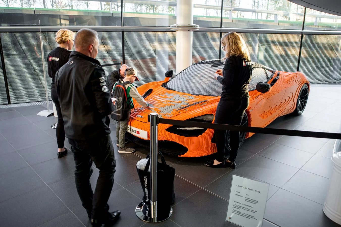 Latest-news - Mclarenracing - Article - Mclaren-fan-day-6234569 - McLaren+ Fan Day 600 members joined us at McLaren HQ to watch the Brazil GP - 9
