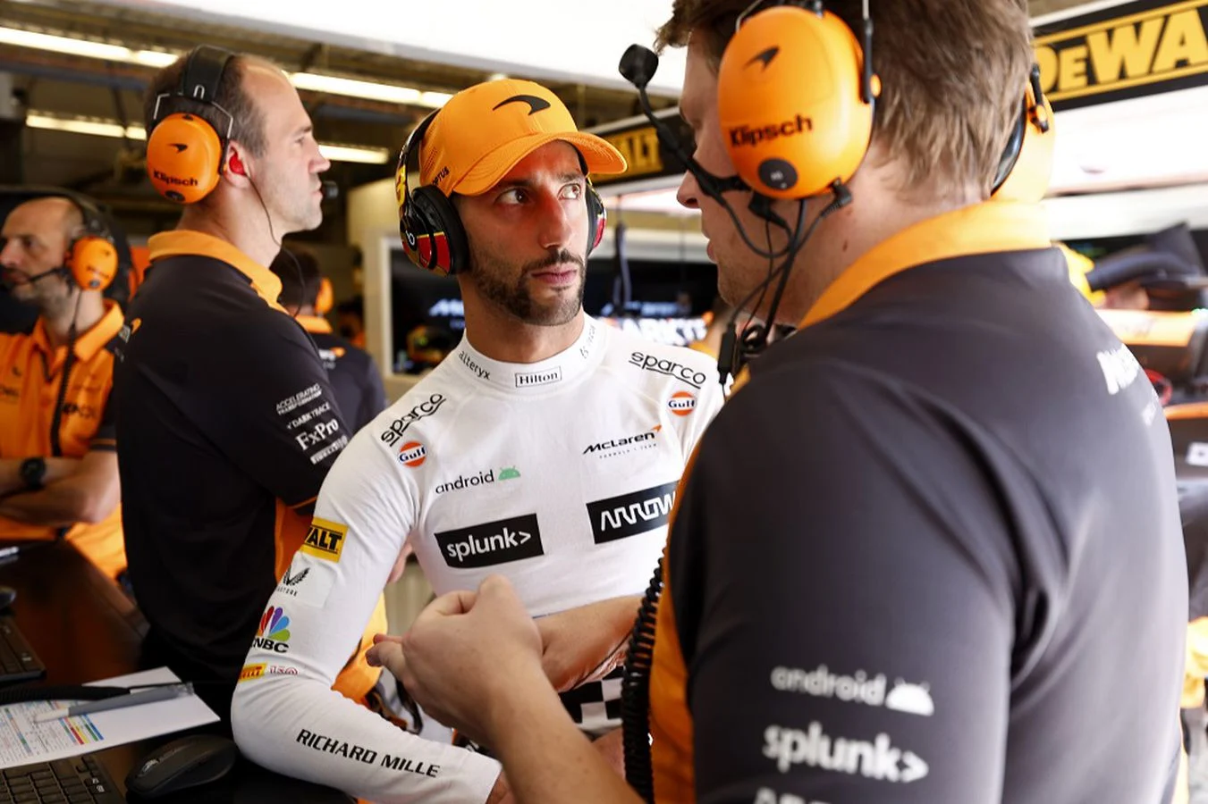 Formula-1 - 2022 - Mexican-grand-prix - Engineering-room-mexico-city-2022