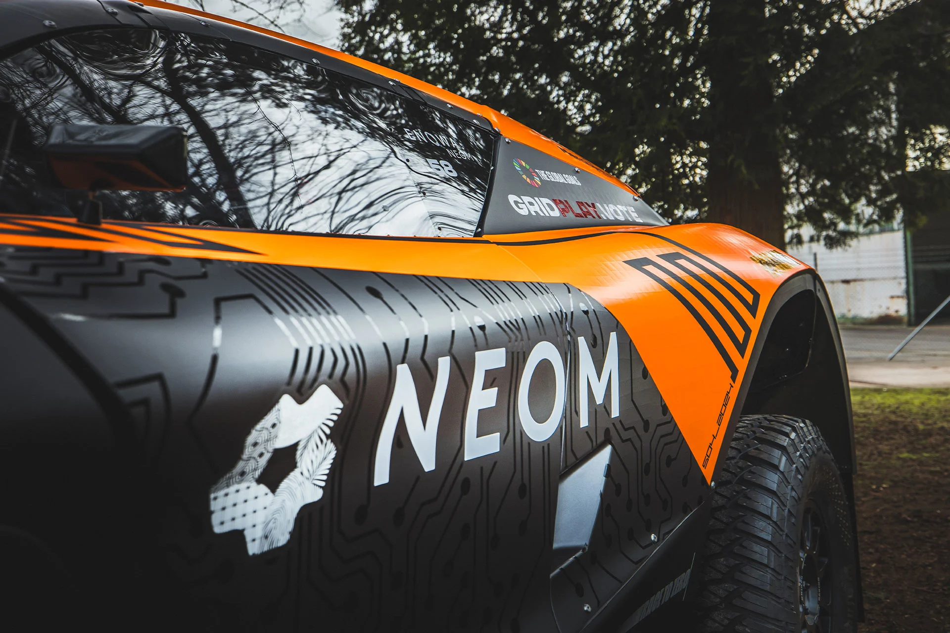 Extreme-e - 2024 - Neom-mclaren-extreme-e-team-reveal-livery-for-the-2024-extreme-e-championship - NMXE 2024 Livery From all angles - 1