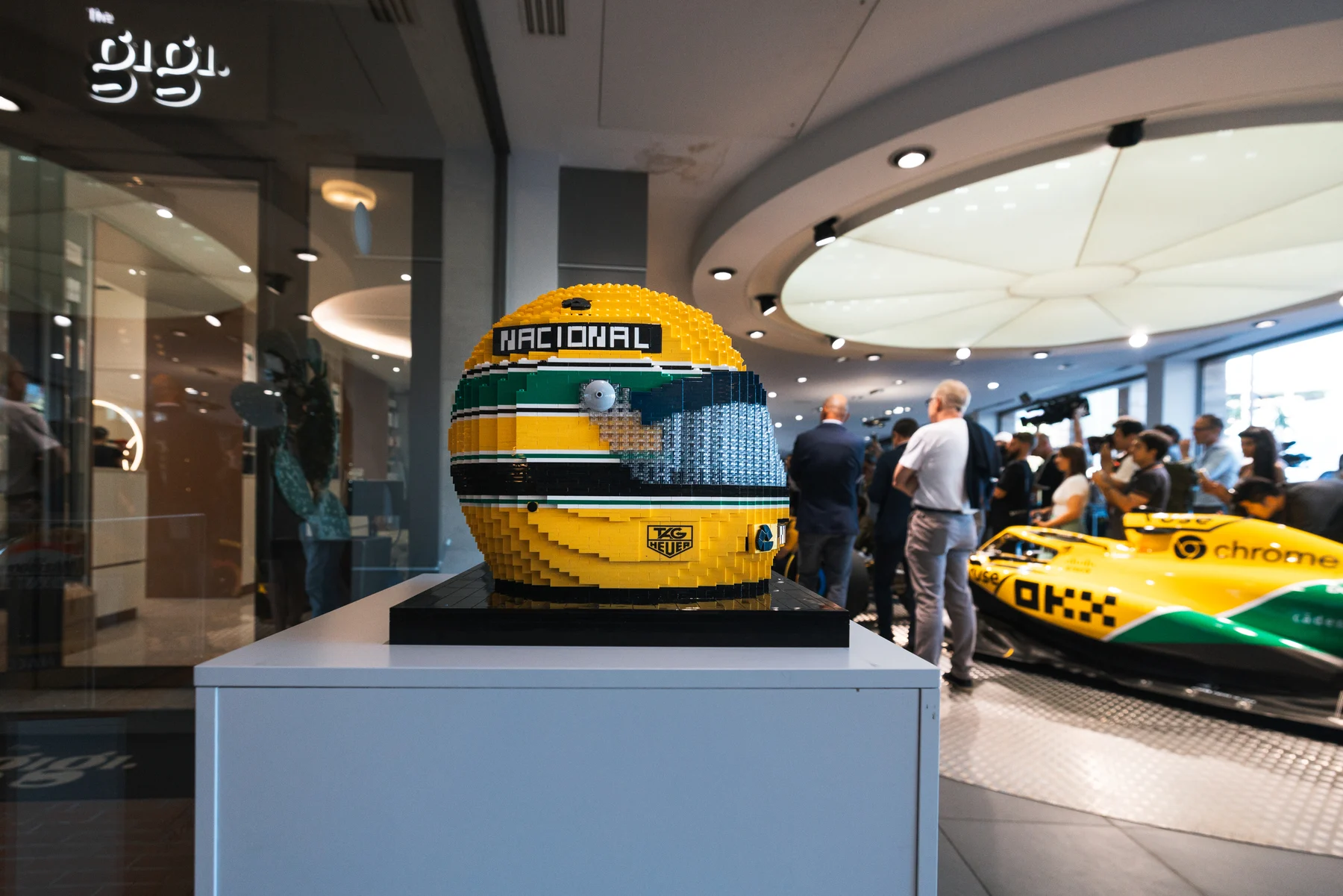 Formula-1 - 2024 - 400000-bricks-and-700-hours-how-the-full-scale-lego-icons-mclaren-mp4-4-car-was-built - The full-scale LEGO® Icons MP4/4  From all angles  - 10