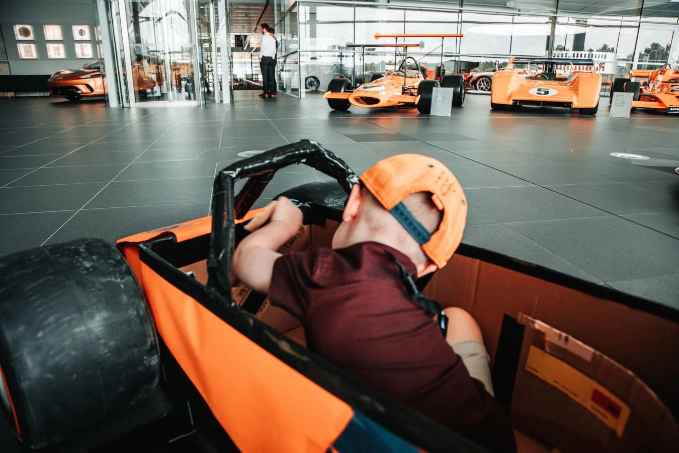 Latest-news - Mclarenracing - Article - Thinking-outside-box - Thinking outside the box Meet Logan and the MCL34 Box Edition - 5