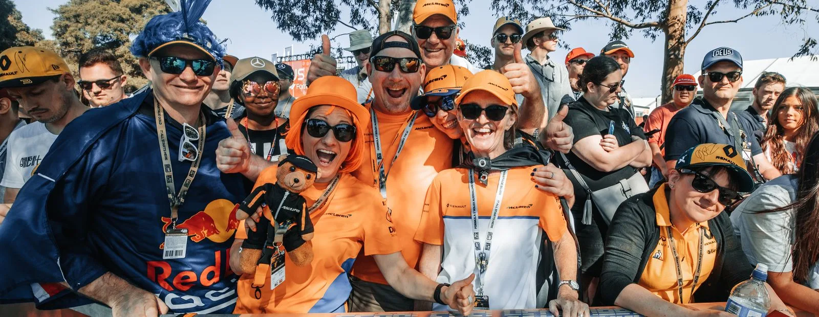 Latest-news - Mclarenracing - Article - Fans-no-other-gallery - Fans like no other The best way to be greeted in the Melbourne paddock - 0