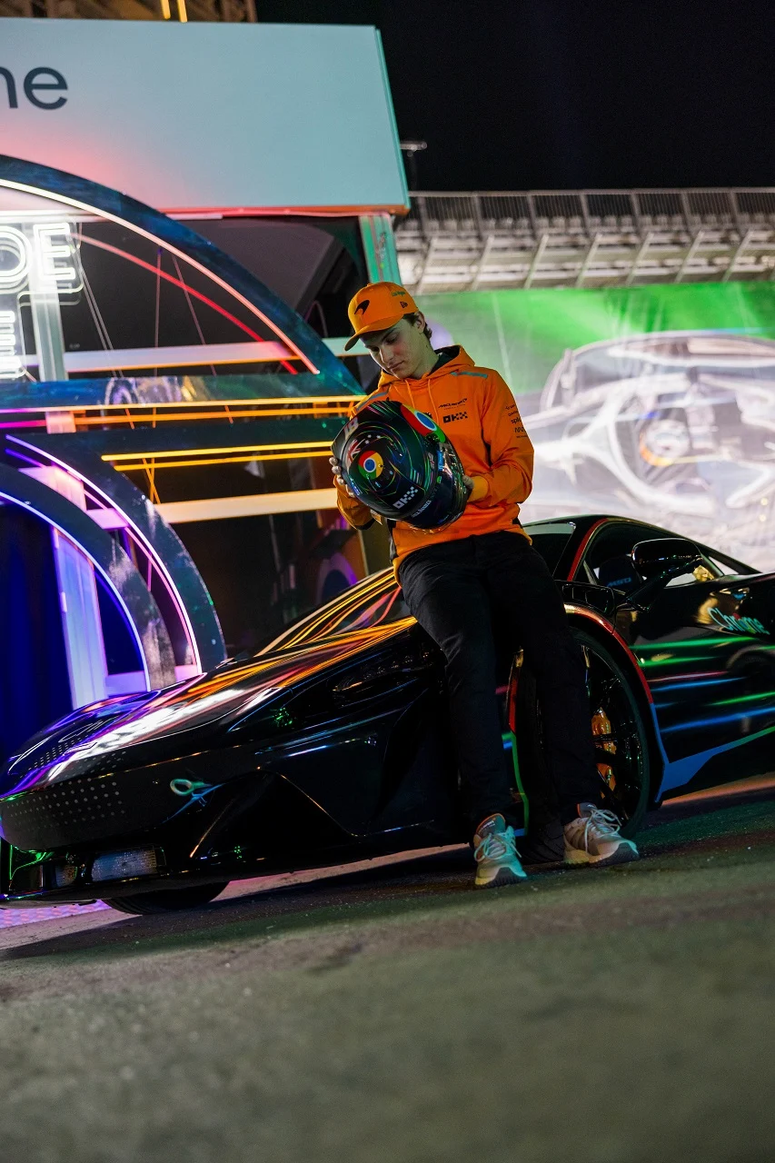 Formula-1 - 2023 - Las-vegas-grand-prix - Dark mode Oscar switching it up for The Strip with Google Chrome! 🤩 - 1