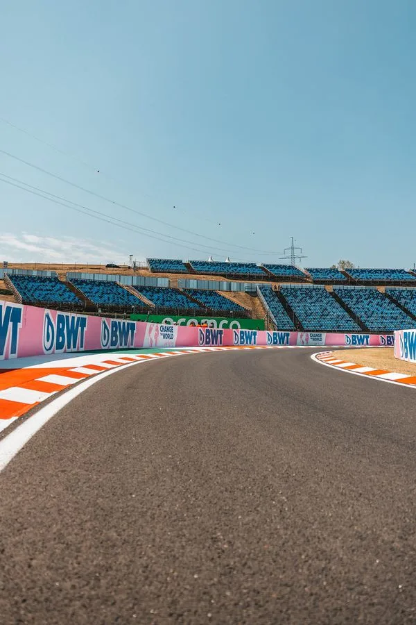 Formula-1 - 2022 - Hungarian-grand-prix - Engineering-room