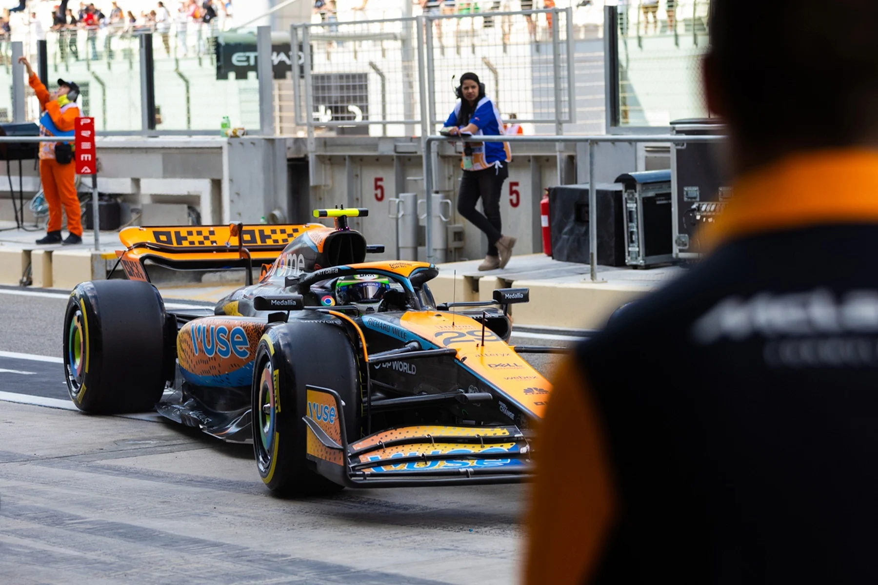 Formula-1 - 2023 - Abu-dhabi-grand-prix - The-engineering-room