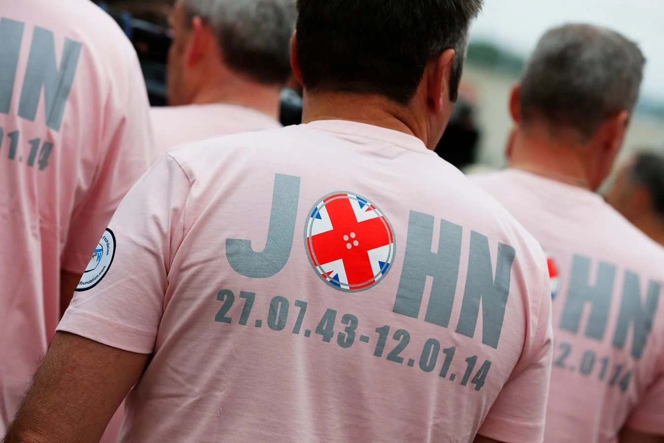 Heritage - Formula-1 - Drivers - Jenson-button - Jenson-button-thanks-fans-pink-t-shirt-support-silverstone - Jenson thanks fans for pink T-shirt support at Silverstone  - 1
