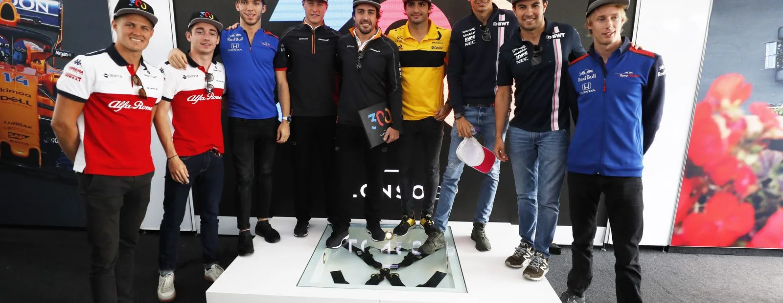 Fernando 300 The paddock come together to celebrate Fernando's 300th race in F1 - 1
