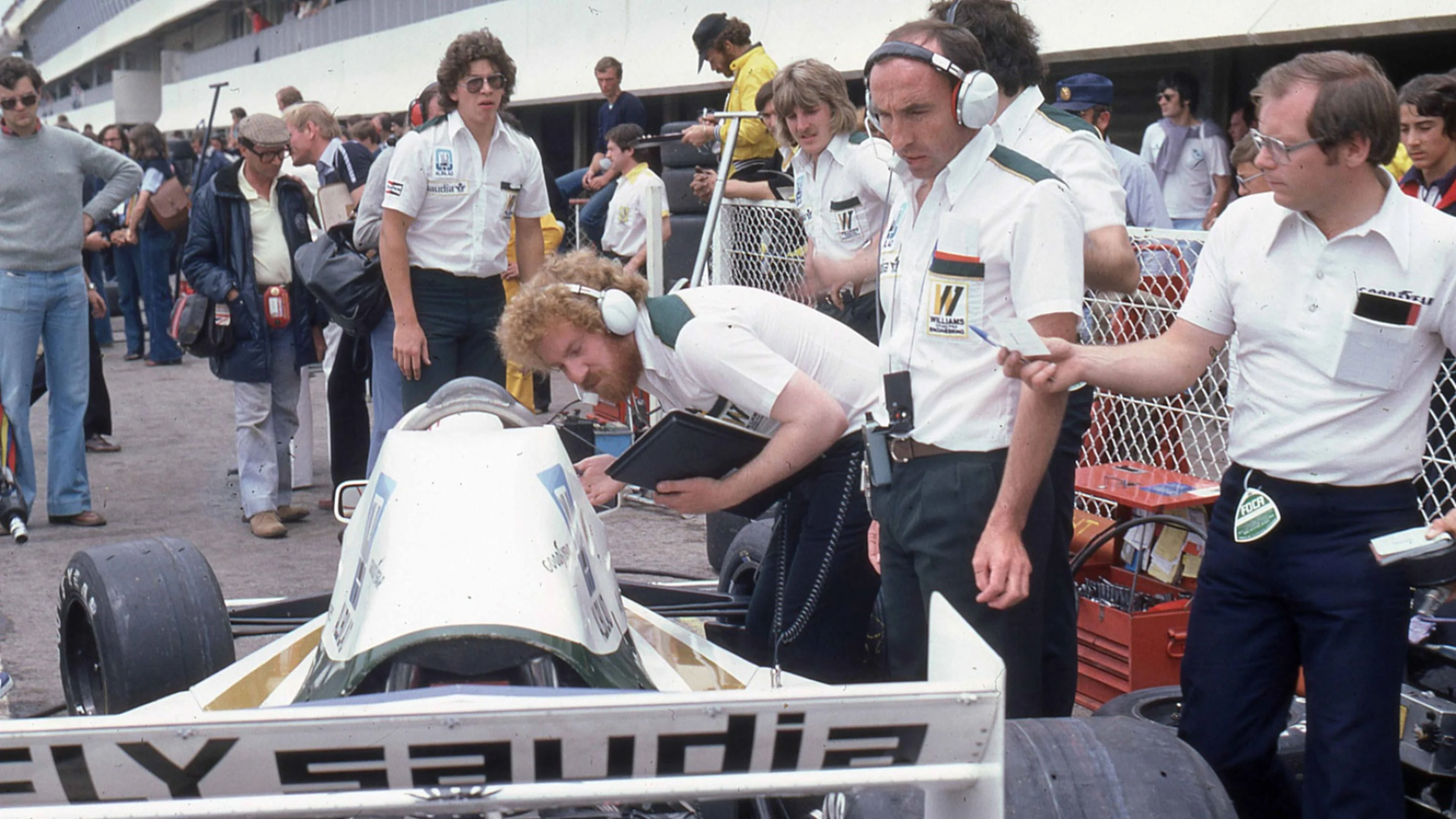 McLaren celebrates 25 years of Neil Oatley!