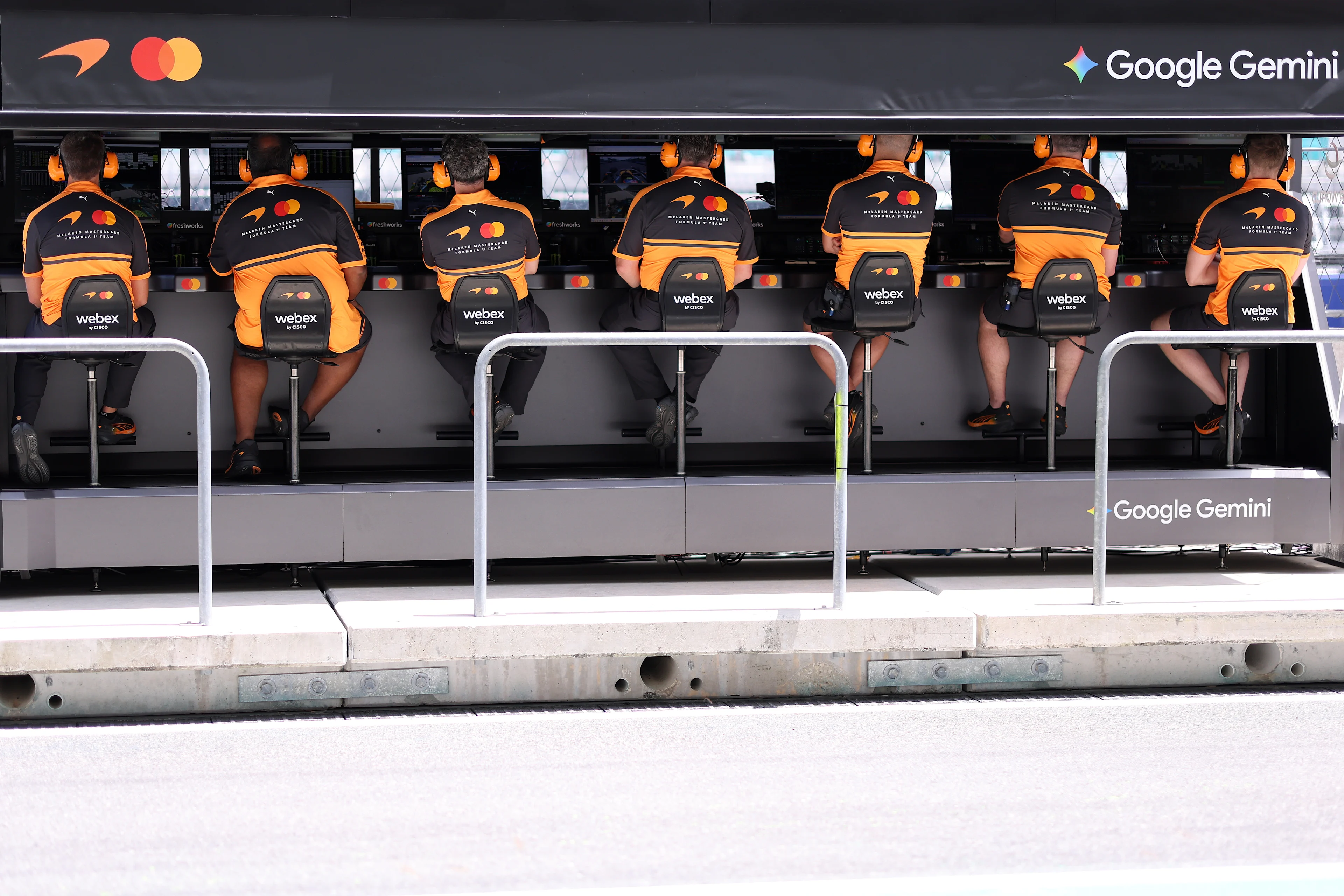 Image - Formula 1 - 2026 - Who sits on McLaren’s pit wall? - 1