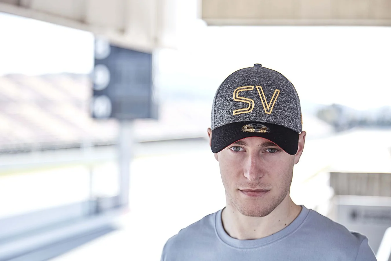 Heritage - Formula-1 - Drivers - Stoffel-vandoorne - Get-your-stoffel-vandoorne-kit-on - Get your Stoffel Vandoorne kit on Available at the McLaren Store now - 3