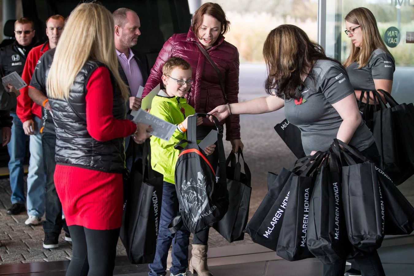 Latest-news - Mclarenracing - Article - Mclaren-fan-day-6234569 - McLaren+ Fan Day 600 members joined us at McLaren HQ to watch the Brazil GP - 1