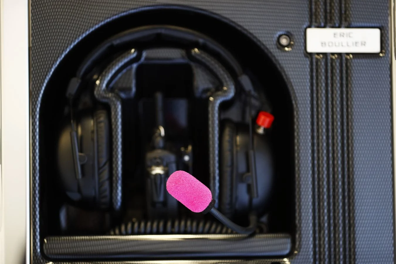 Paint the town pink McLaren supports Breast Cancer Awareness month - 7