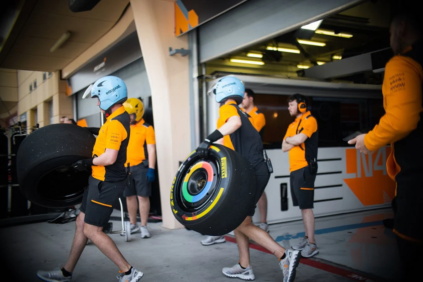 Formula-1 - 2023 - Bahrain-grand-prix - The-engineering-room