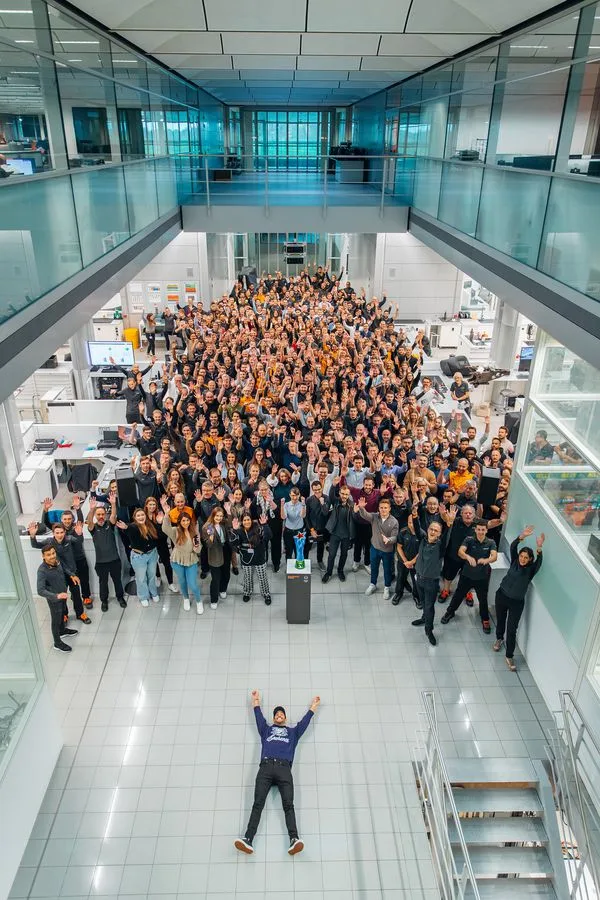 Heritage - Formula-1 - Drivers - Daniel-ricciardo - Thank-you-and-goodbye-daniel - Thank you, DR Saying goodbye to the team back home at the MTC - 3