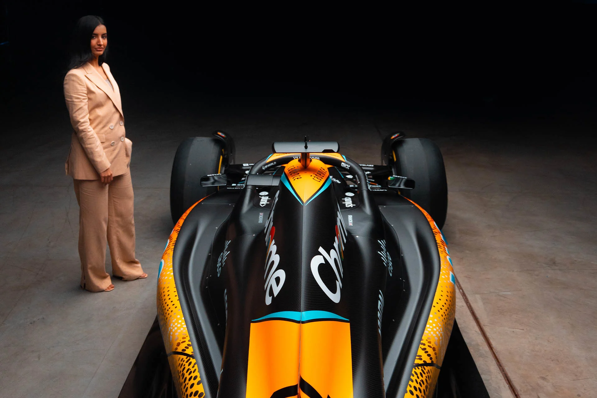 Formula-1 - 2023 - Abu-dhabi-grand-prix - Applying-a-livery-against-the-clock - All the details  - 3