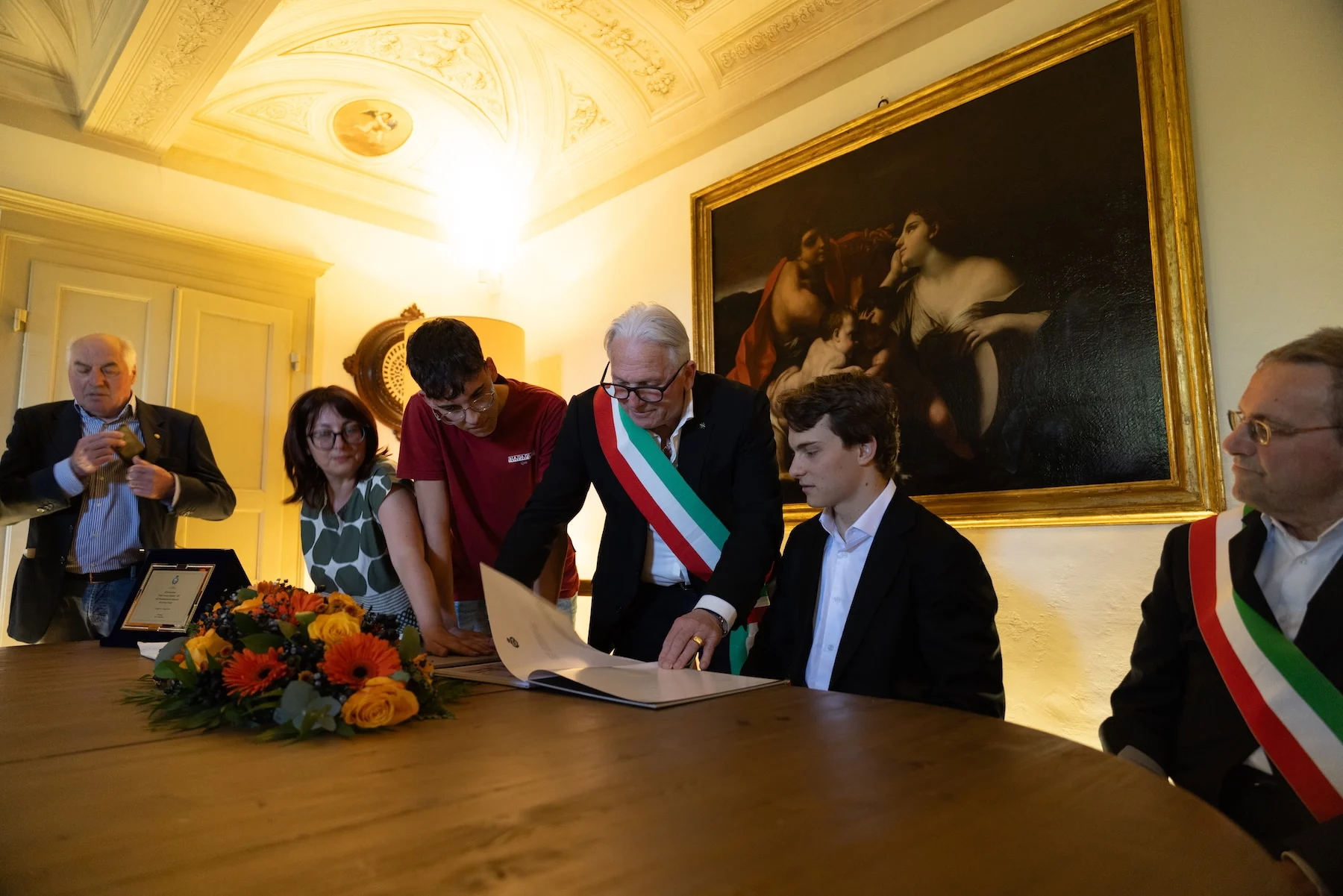 Formula-1 - 2025 - Emilia-romagna-grand-prix - Oscar-awarded-the-lorenzo-bandini-trophy - Oscar collects the Lorenzo Bandini Trophy - 1