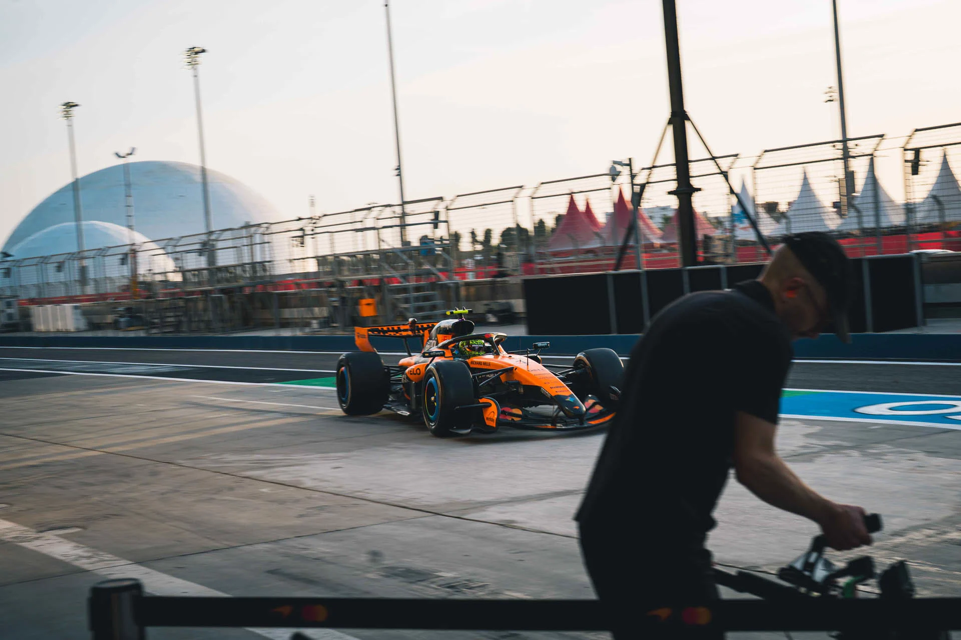 MCL40 pit lane