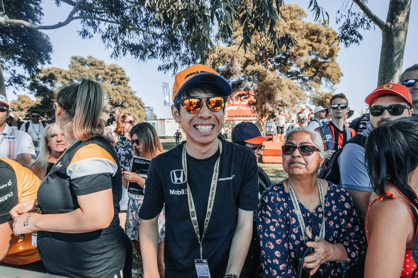 Latest-news - Mclarenracing - Article - Fans-no-other-gallery - Fans like no other The best way to be greeted in the Melbourne paddock - 3