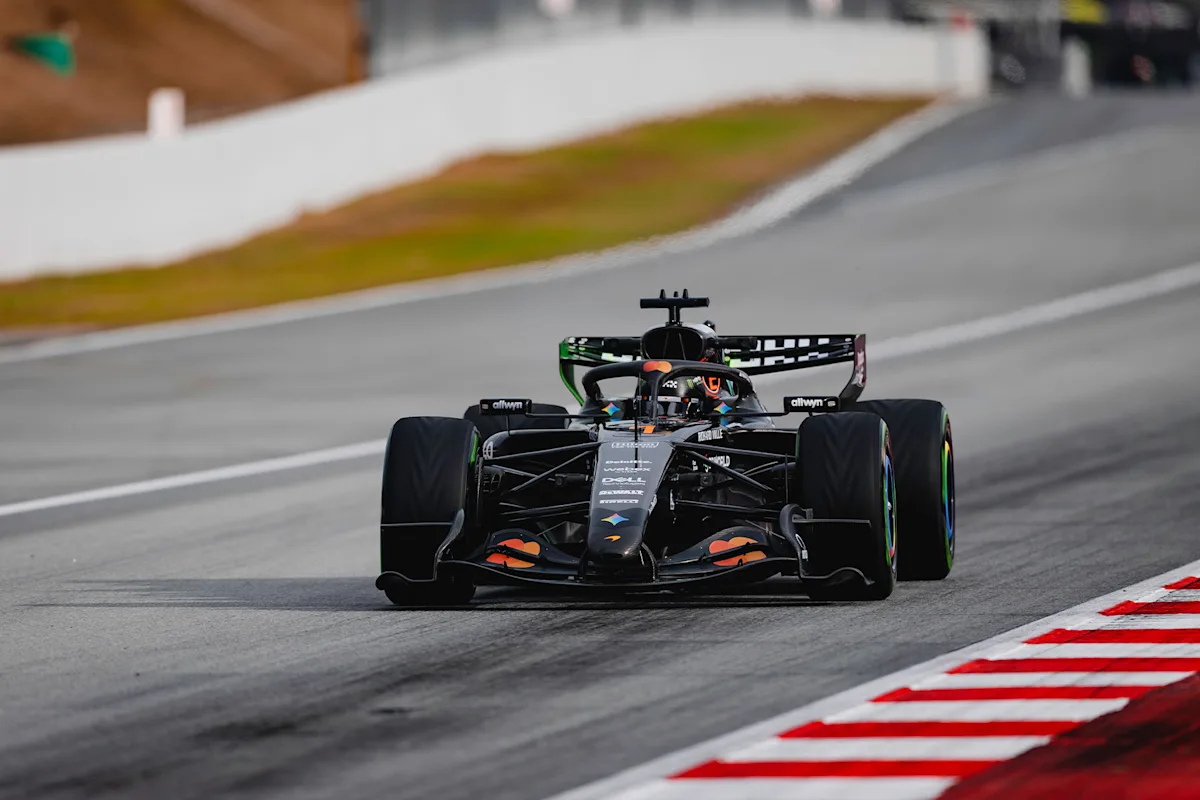Болид McLaren MCL40 на трассе во время тестов в Барселоне