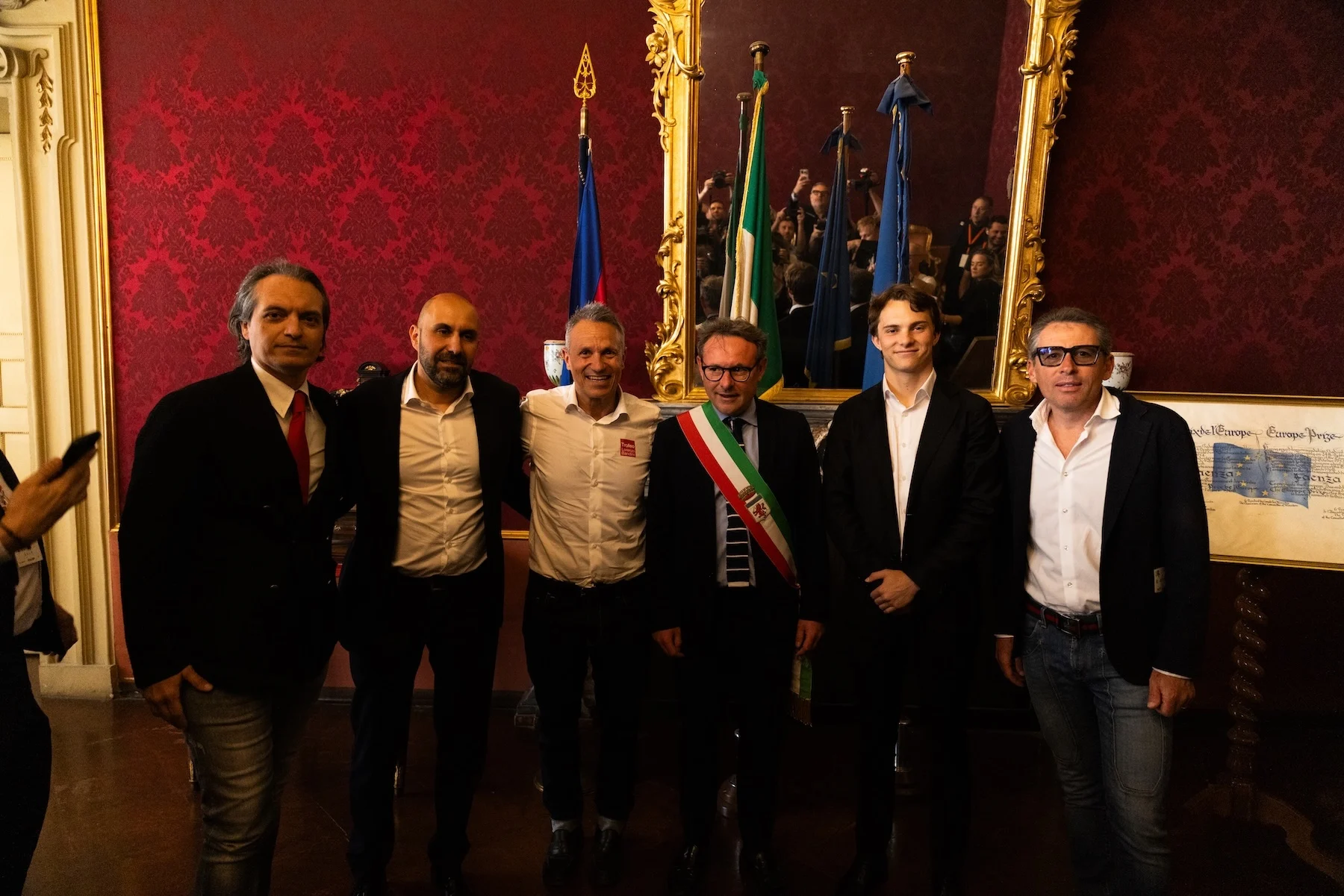 Formula-1 - 2025 - Emilia-romagna-grand-prix - Oscar-awarded-the-lorenzo-bandini-trophy - Oscar collects the Lorenzo Bandini Trophy - 2