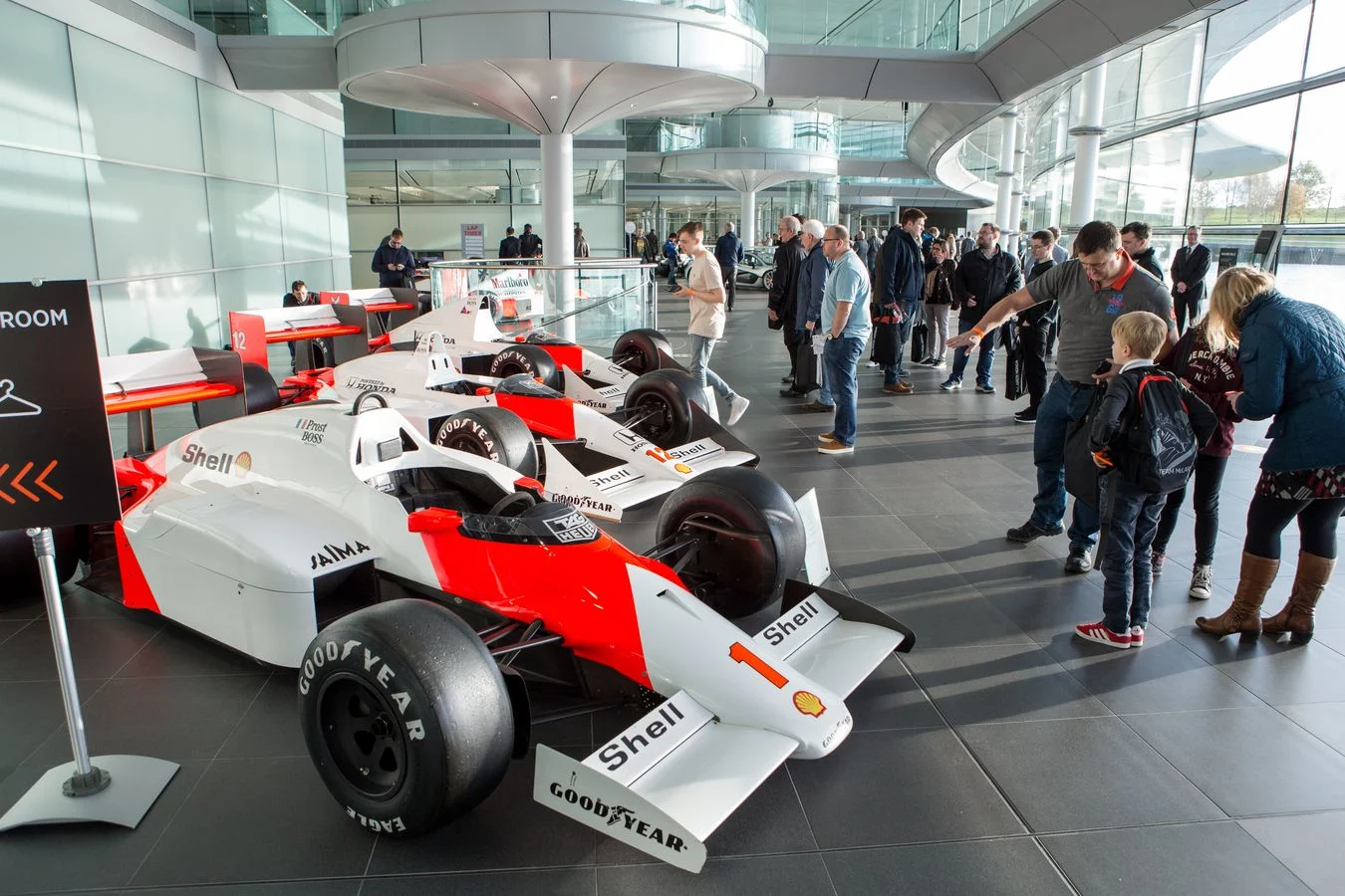 Latest-news - Mclarenracing - Article - Mclaren-fan-day-6234569 - McLaren+ Fan Day 600 members joined us at McLaren HQ to watch the Brazil GP - 3