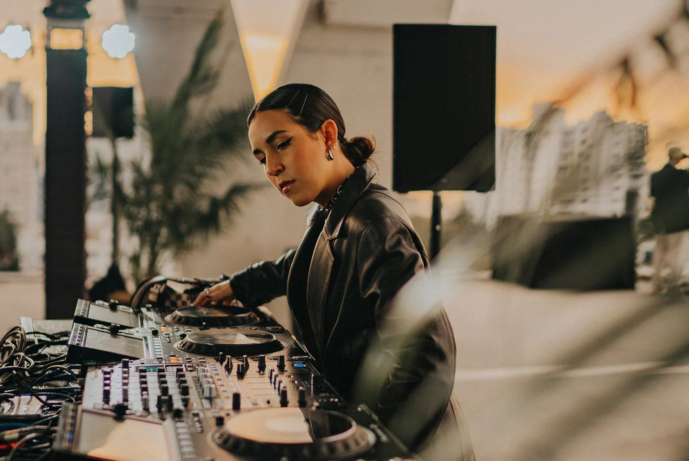 The McLaren Miami Speed Shop The only place in Miami you'll find F1 cars, supercars, live Djs, gaming and McLaren merch - 6