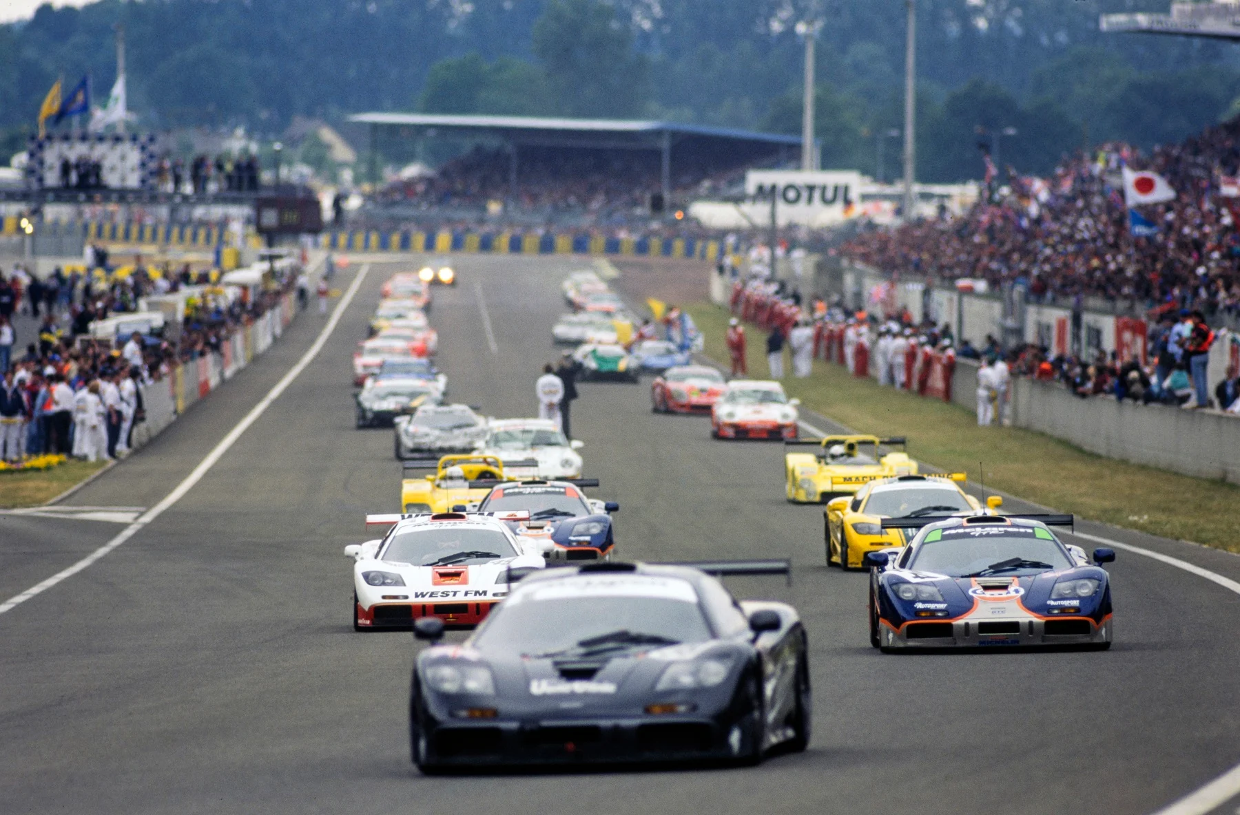 Heritage - Our-legendary-le-mans-triumph - The 1995 24 Hours of Le Mans Before and during the race - 1