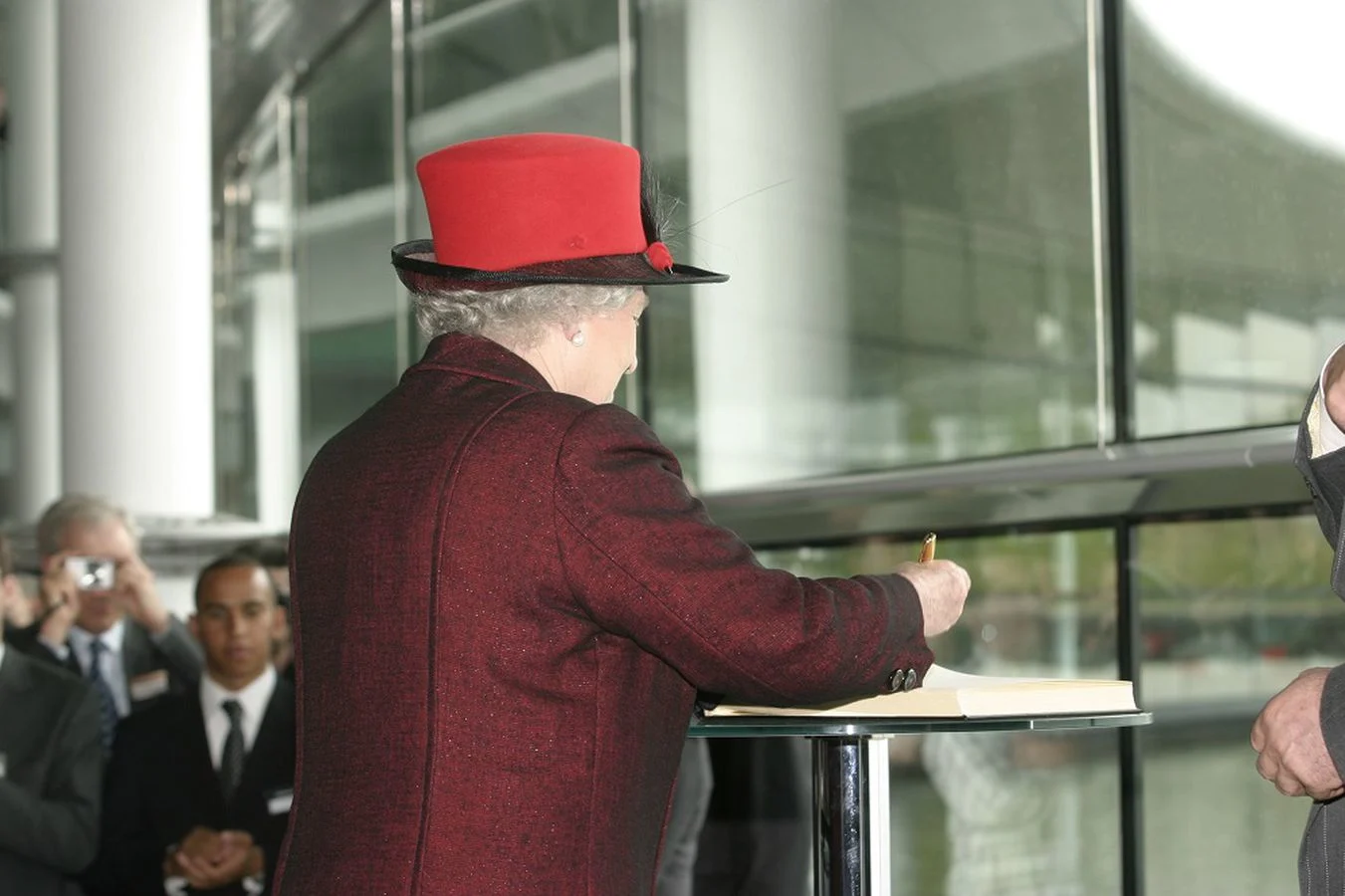 Heritage - Queen-elizabeth-ii-and-mclaren-racing
