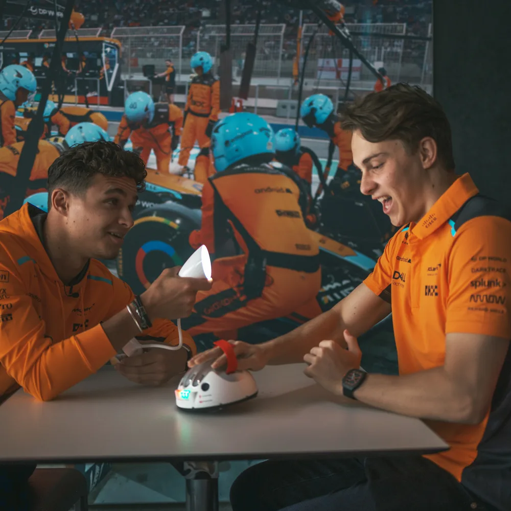 Descriptive Card - Lando & Oscar take the Lie Detector Test