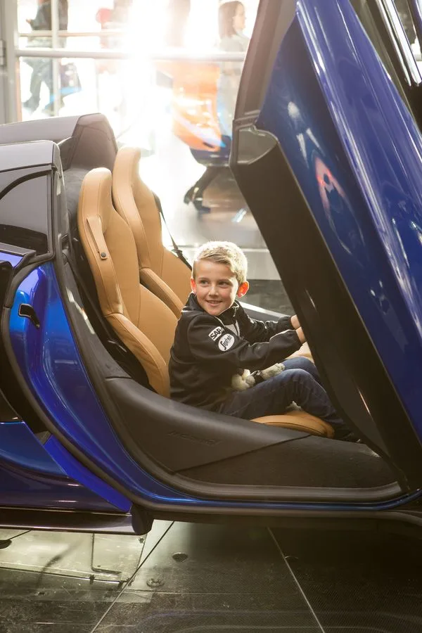 Latest-news - Mclarenracing - Article - Mclaren-fan-day-6234569 - McLaren+ Fan Day 600 members joined us at McLaren HQ to watch the Brazil GP - 4