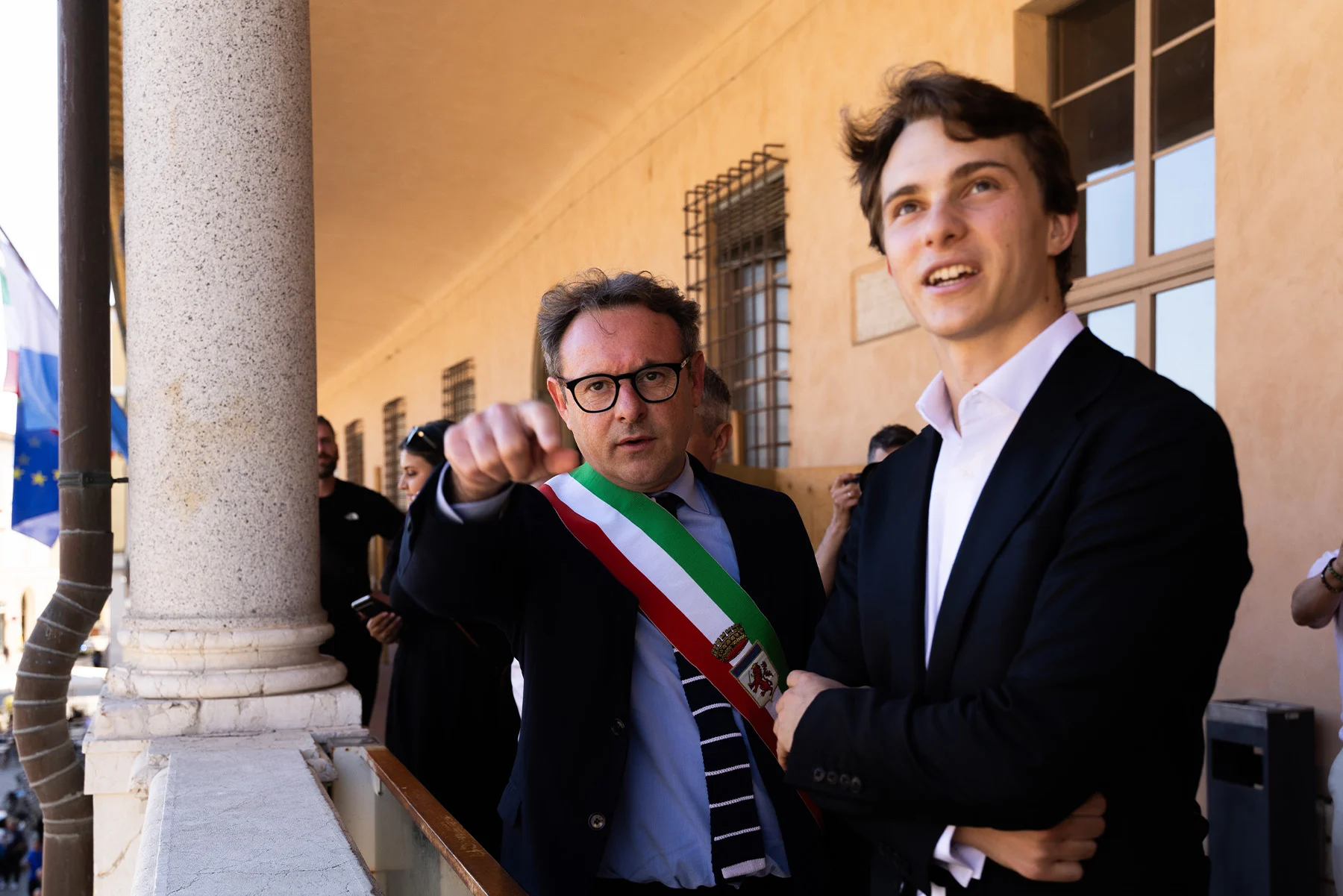 Formula-1 - 2025 - Emilia-romagna-grand-prix - Oscar-awarded-the-lorenzo-bandini-trophy - Oscar collects the Lorenzo Bandini Trophy - 3