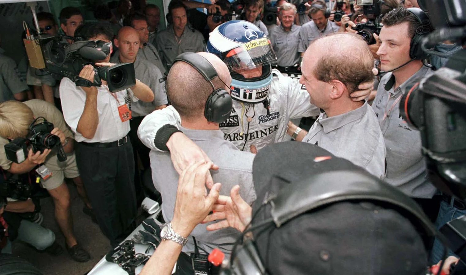 Heritage - Formula-1 - Drivers - Mika-hakkinen - Mika-1998-maxing-out-monaco