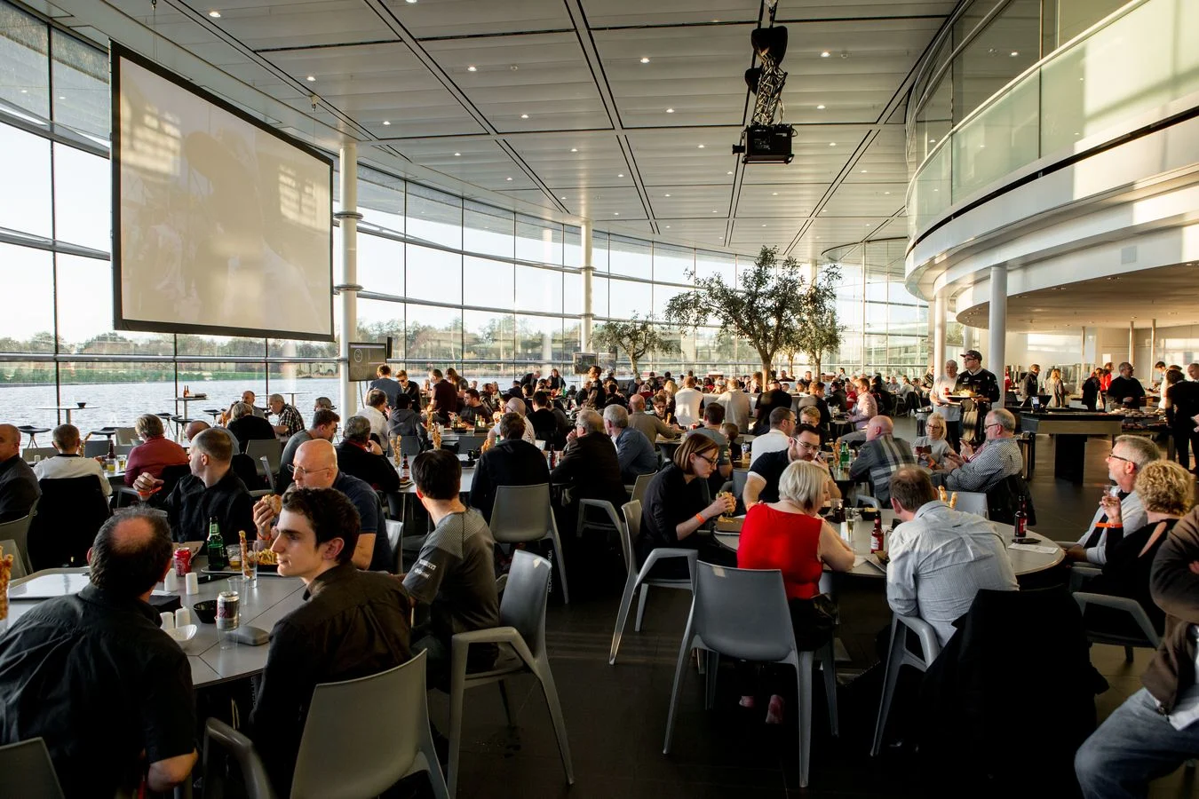 Latest-news - Mclarenracing - Article - Mclaren-fan-day-6234569 - McLaren+ Fan Day 600 members joined us at McLaren HQ to watch the Brazil GP - 10