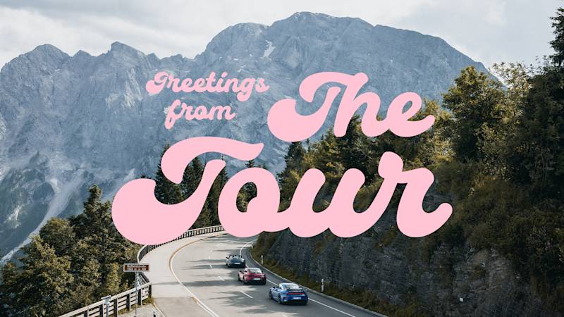 Sportwagen auf Bergstraße mit "Grüße von der Tour"-Overlay
