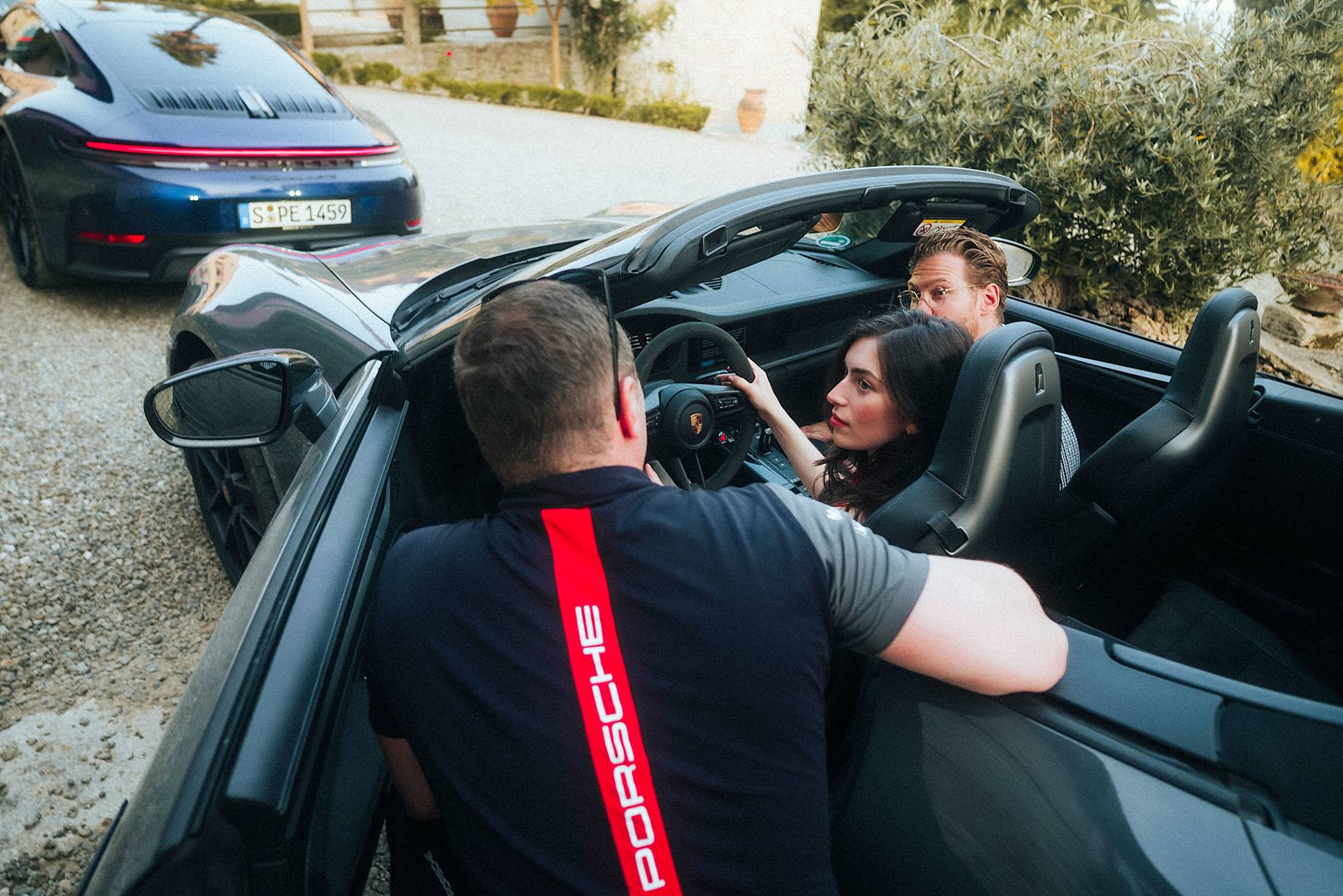 Garnelen und Fischgericht auf weißer Tischdecke mit Kerze und Glas.