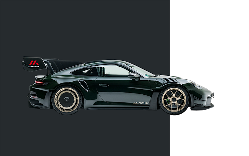 Dunkelgrüner Porsche-Sportwagen mit großem Heckflügel, sichtbarem Logo und goldenen Felgen vor weißem Hintergrund.