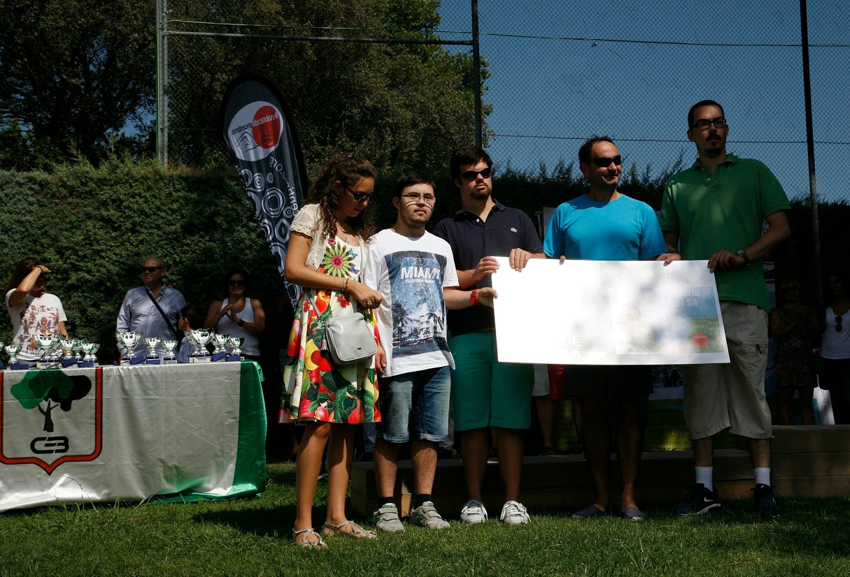 Foto de la donación a Club deportivo ATAM de Pozuelo de Alarcón